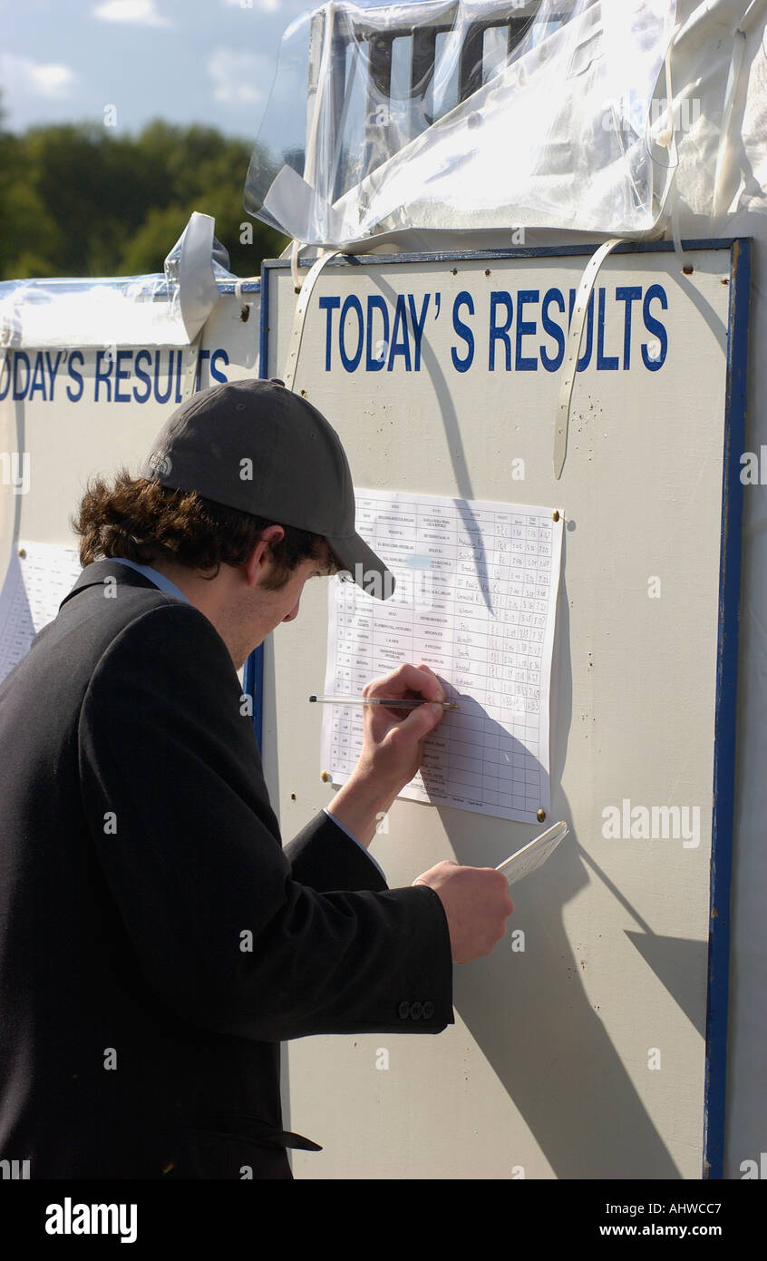 Mann schreiben Rudern Rennergebnisse am schwarzen Brett während der Henley Royal Regatta-Oxfordshire-England-UK Stockfoto
