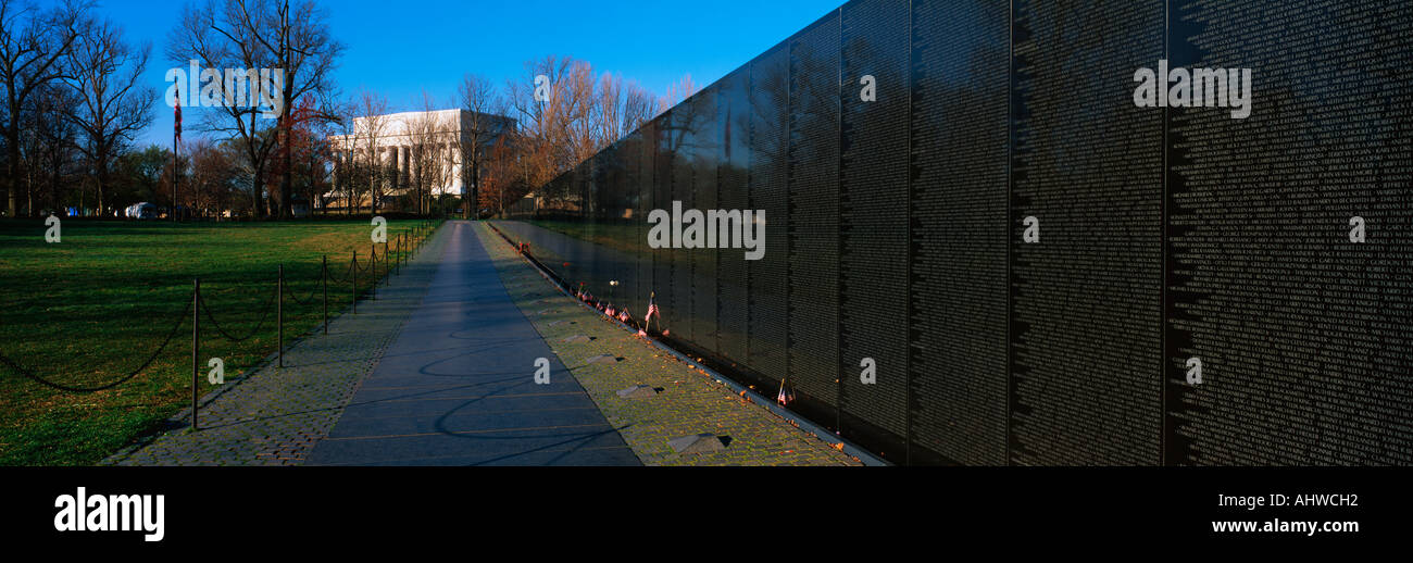 Dies ist das Vietnam Veterans Memorial bekannt, da die Wand A Bürgersteig führt zum Lincoln Memorial dort ein paar kleine American Stockfoto