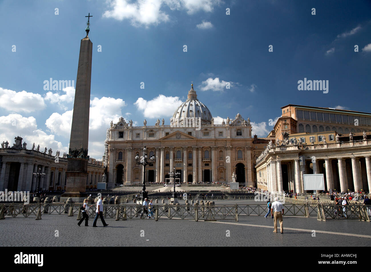 Touristen gehen über St Petersplatz mit St Peters Basilika im Hintergrund Vatikanstadt Rom Latium Italien Stockfoto