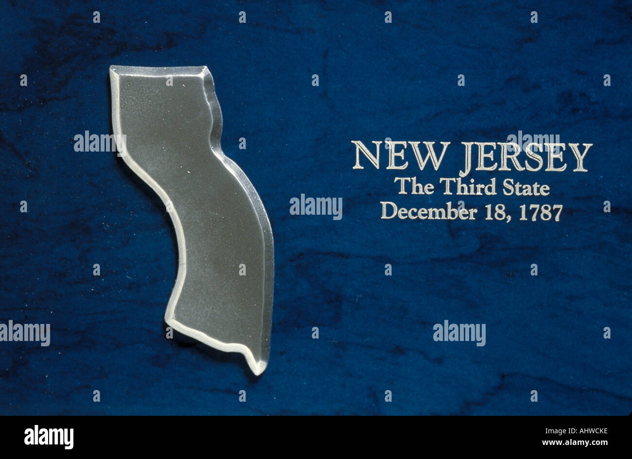 Dies ist eine silberne Karte des Staates New Jersey vor einem blauen Hintergrund sagt es der Drittstaat New Jersey 18. Dezember 1787 Stockfoto