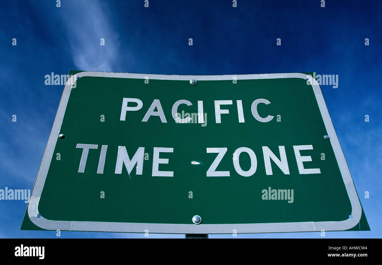 Dies ist ein Schild darauf hinweist, dass eine Änderung an der pazifischen Zeitzone die Zeichen vor einem blauen Himmel grün ist Stockfoto