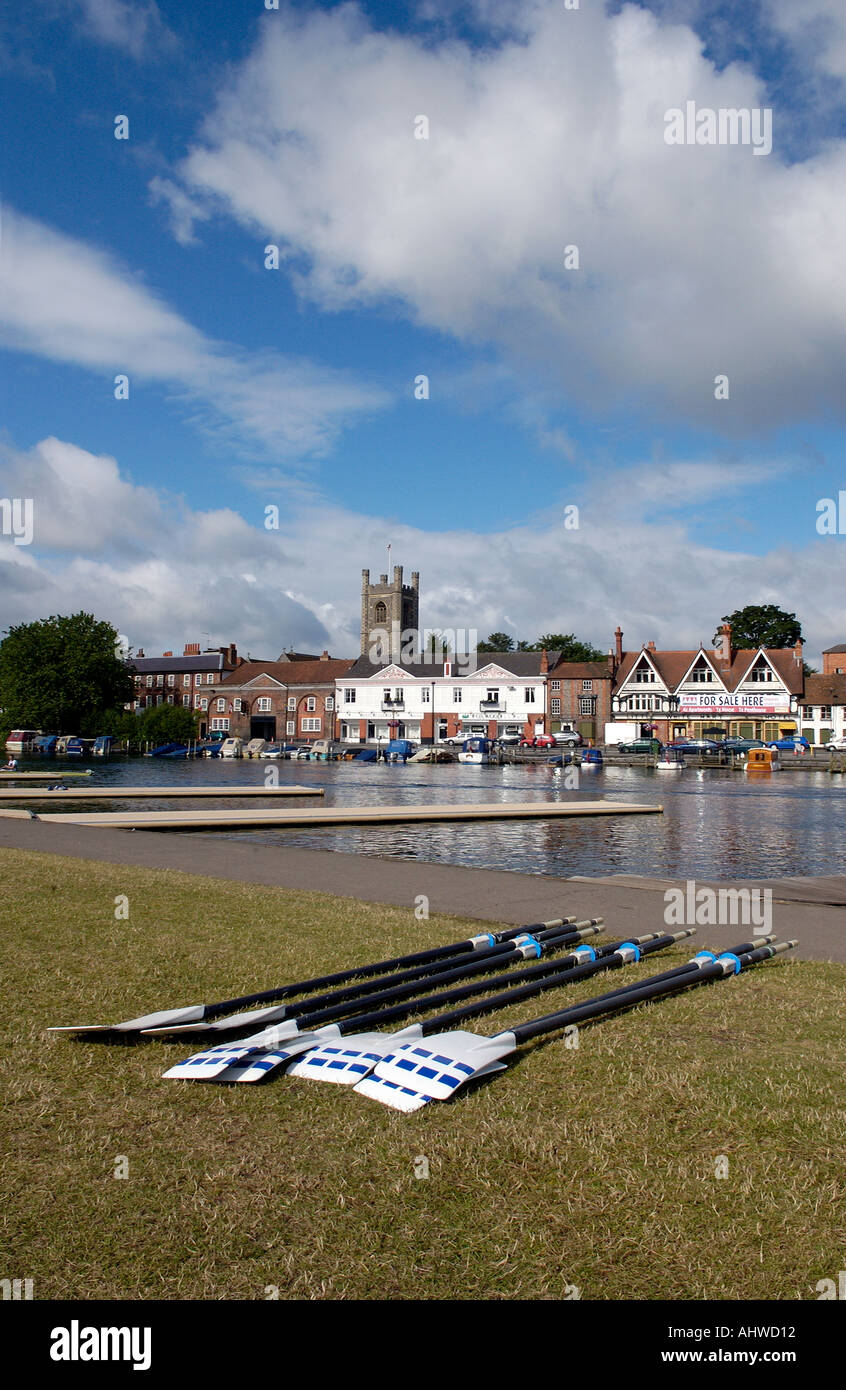 Der Themse in Henley von Berkshire in Richtung Stadt Henley in Oxfordshire während Henley Royal Regatta Woche England gesehen Stockfoto