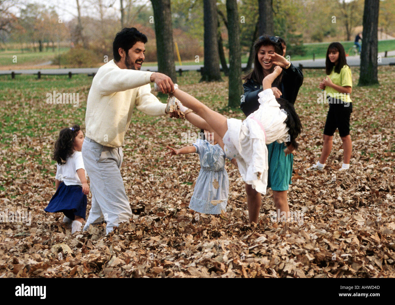 Arabische amerikanische Familie spielen im Park mit ihren Kindern im Herbst Blätter Stockfoto