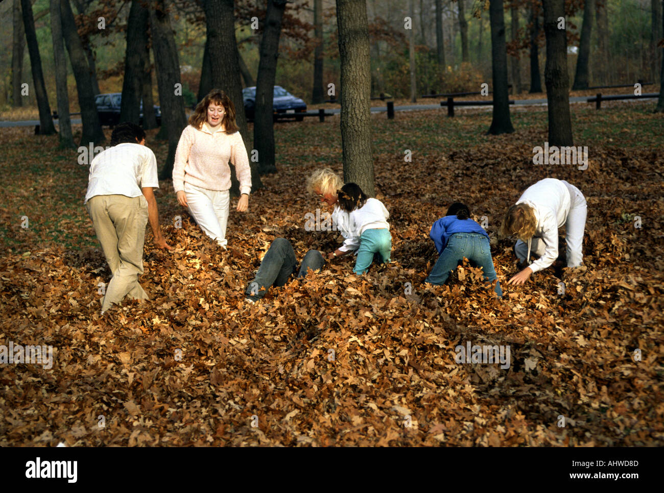 Arabische amerikanische Familie spielen im Park mit ihren Kindern im Herbst Blätter Stockfoto