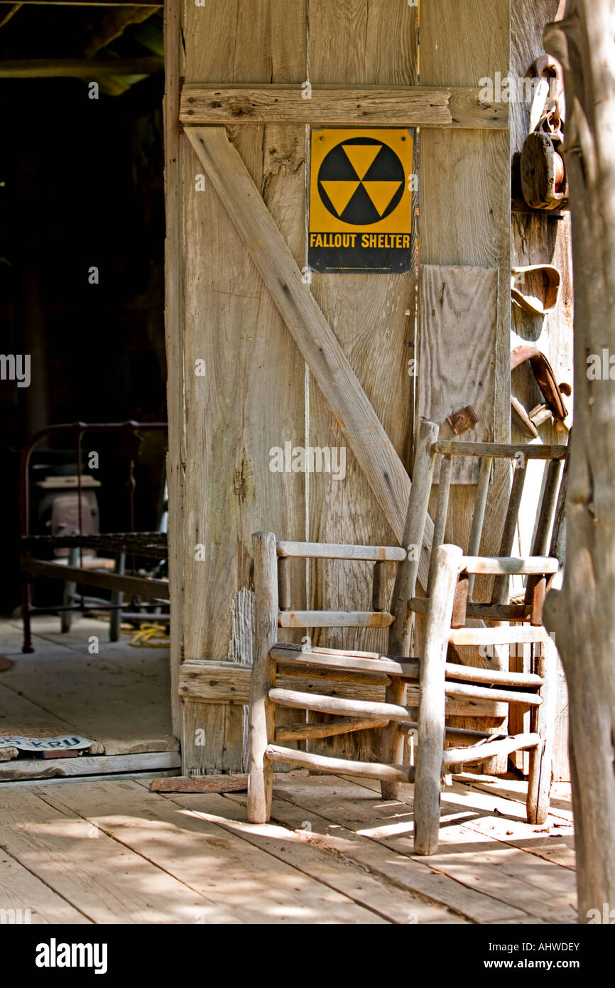 Hillbilly Holzschuppen Fallout Shelter Stuhl Stockfoto