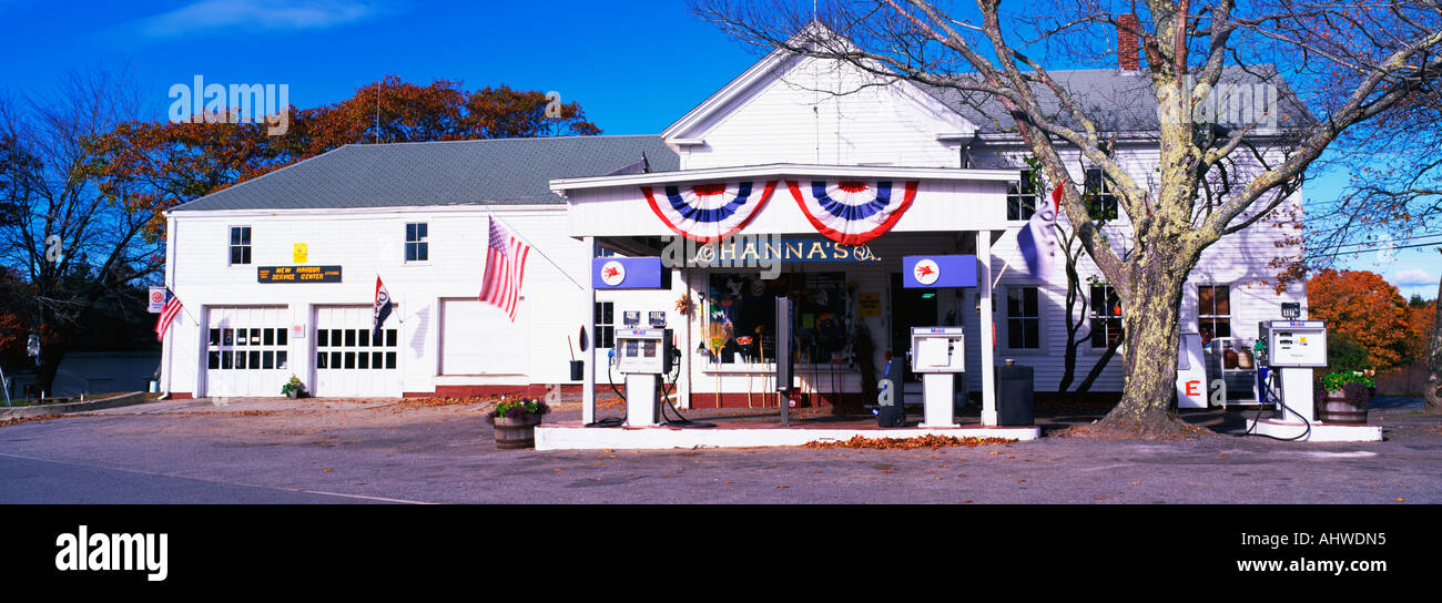 Dies ist Hanna s General Store ist auch eine Tankstelle, es ist ein weißes Gebäude fliegenden roten weißen und blauen Banner aus seiner Stockfoto