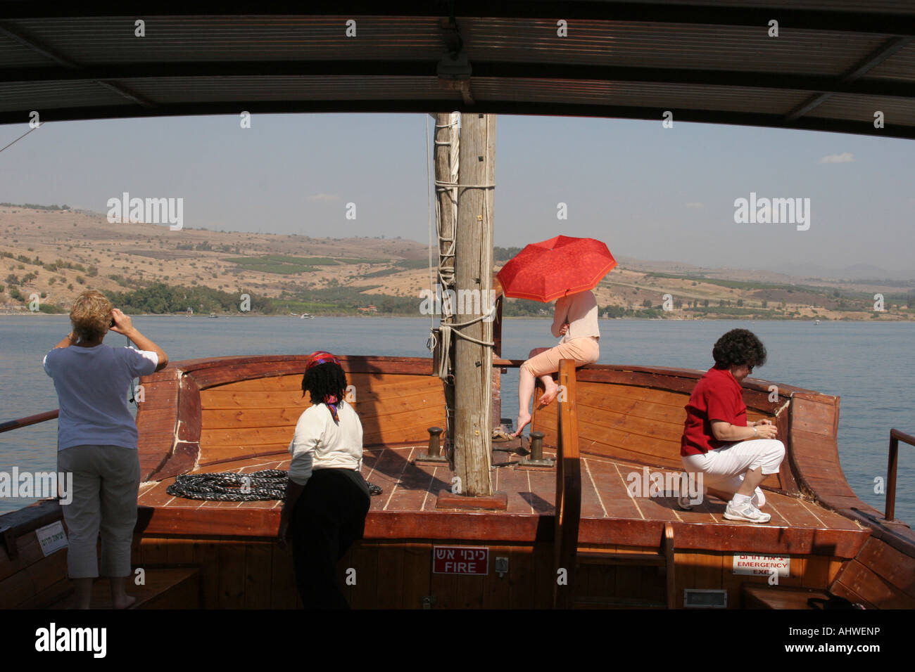 Israel-See Genezareth-Touristen an Bord ein 1: 1 Nachbau des Jesus Boot alten Holzboot in den See Genezareth aufgedeckt Stockfoto