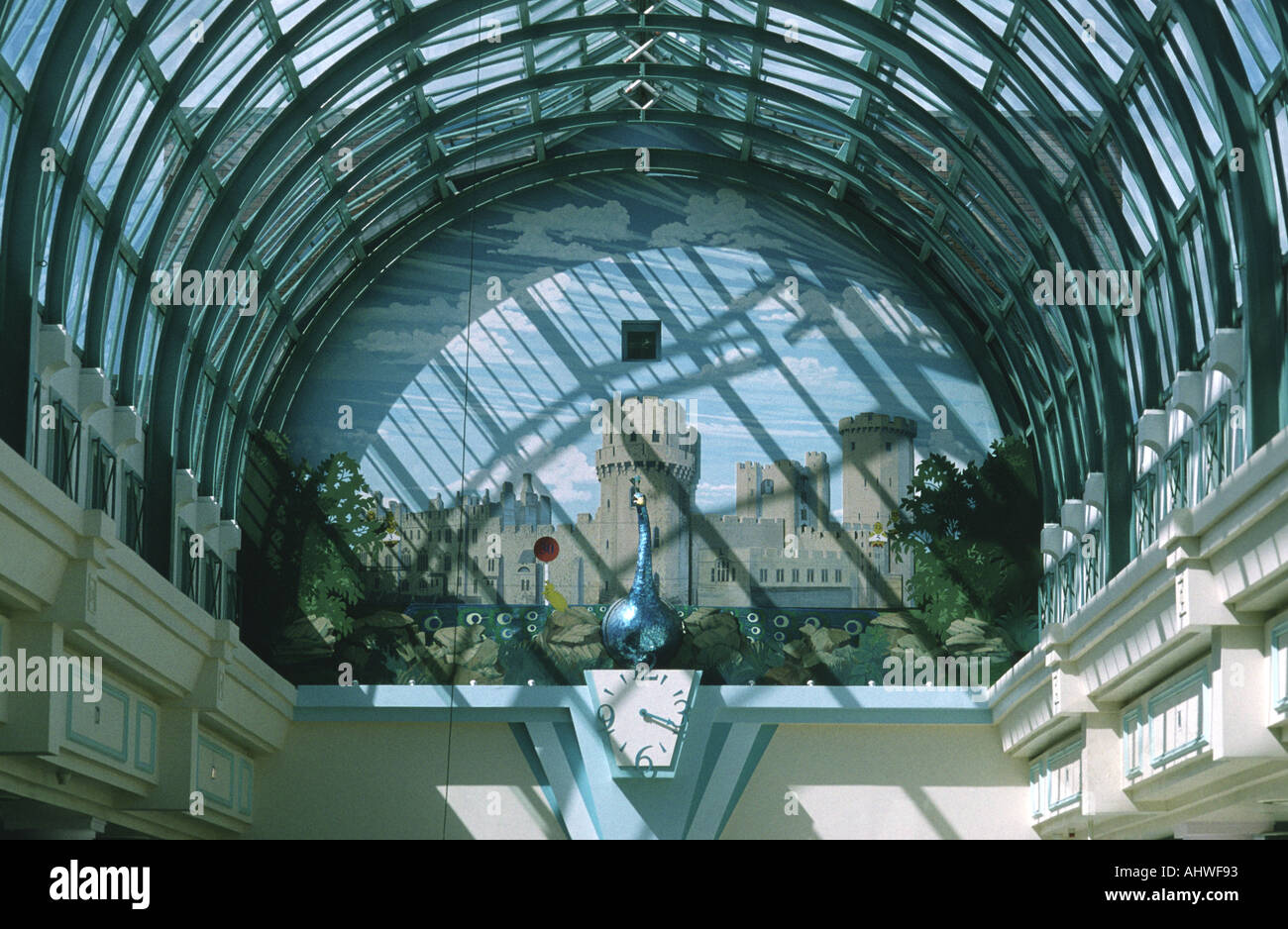 Das ursprüngliche Schloss Warwick Peacock Uhr innerhalb des Royal Priors Einkaufszentrum, Leamington Spa, Warwickshire, Großbritannien. Die Uhr ist jetzt entfernt worden. Stockfoto