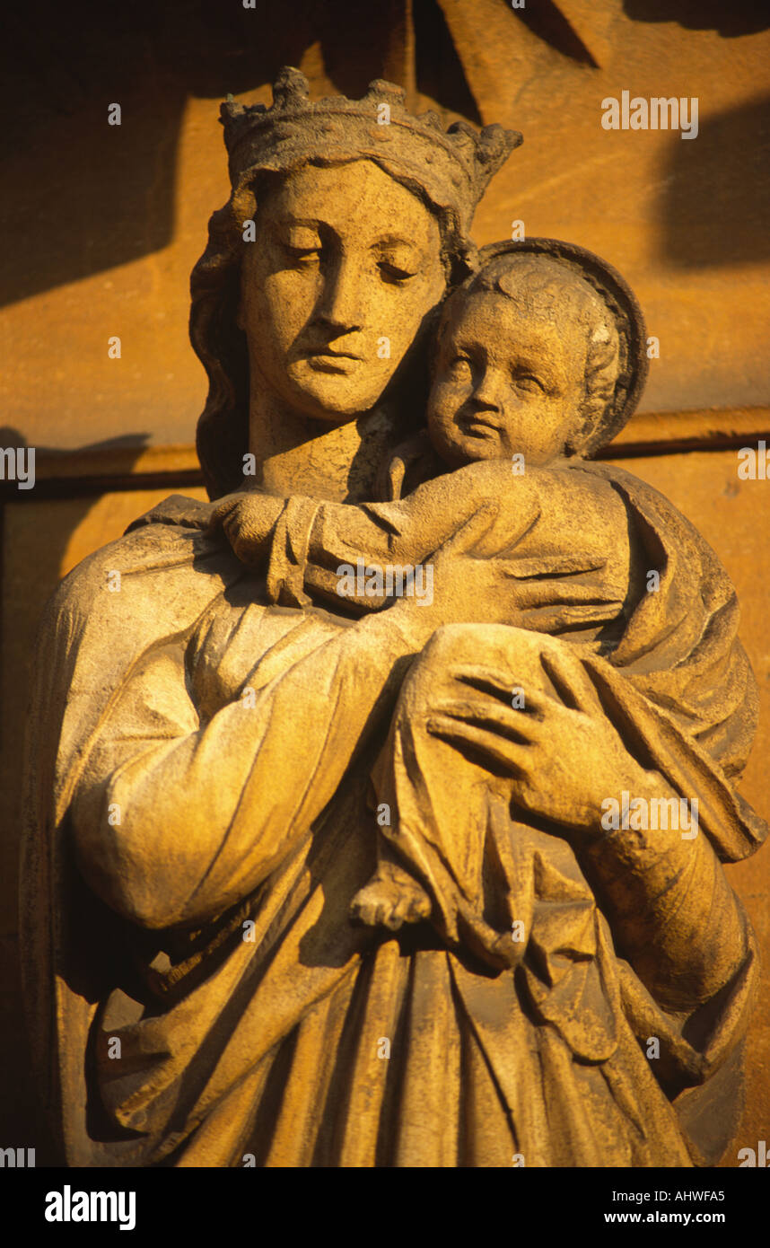 Madonna mit Kind Statue, St Peters zur katholischen Kirche, Leamington Spa, Warwickshire, Großbritannien. Stockfoto