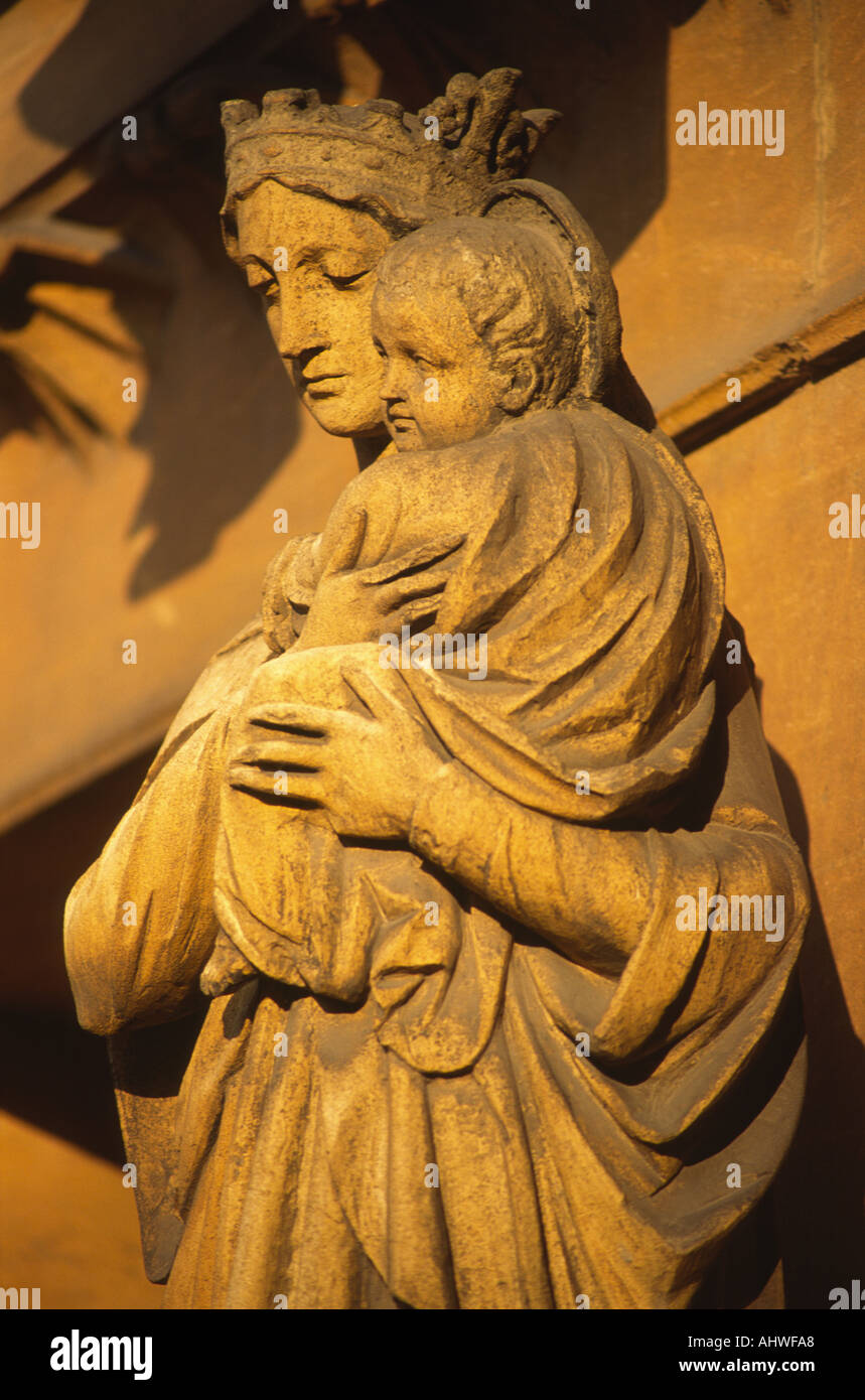 Madonna mit Kind Statue, St Peter's Catholic Church, Leamington Spa, Warwickshire, Großbritannien. Stockfoto