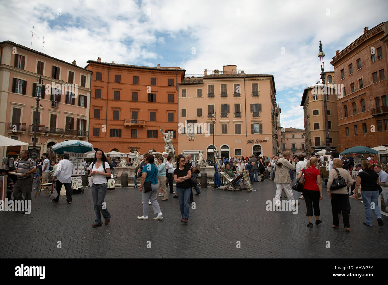 Touristen-Spaziergang durch Kunstmarkt unter freiem Himmel in Piazza Navona-Rom-Latium-Italien Stockfoto