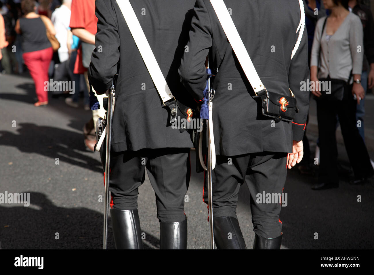 zwei italienische Polizisten mit Säbel gehen entlang der Via Condotti in Richtung der spanischen Schritte Rom Latium-Italien Stockfoto