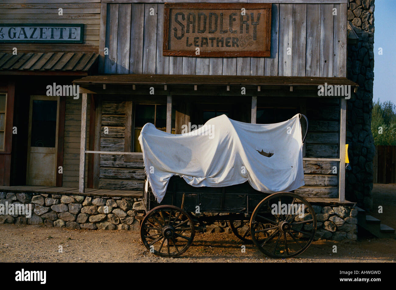 Dies ist der Paramount Ranch zeigt, was der alte Westen aussah als gäbe es ein Planwagen vor einer alten Zeitungsbüro Stockfoto