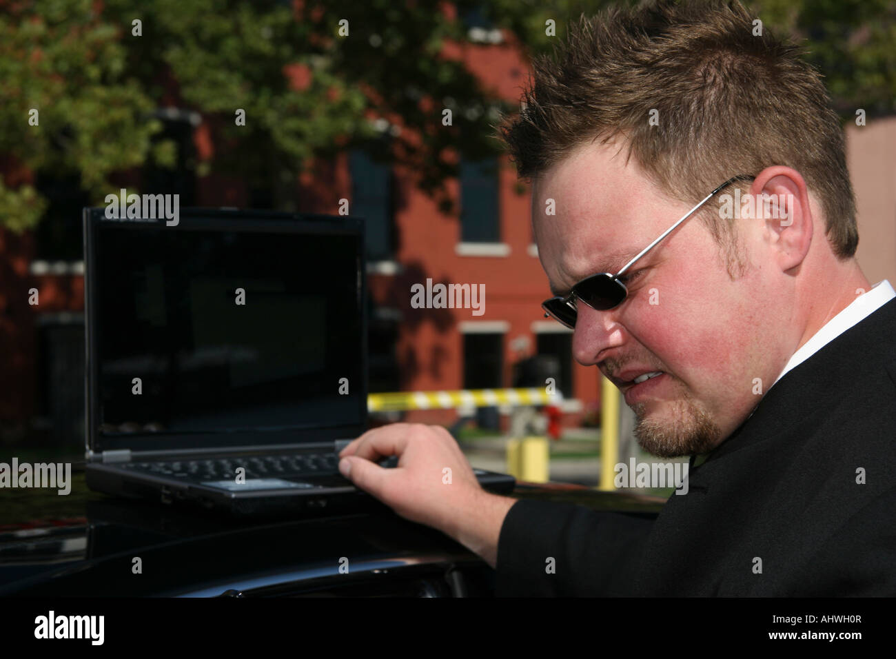 Geschäftiger amerikanischer Geschäftsmann bindet Kleidung mit Brille vor dem kaukasischen Mann Hi-res Stockfoto