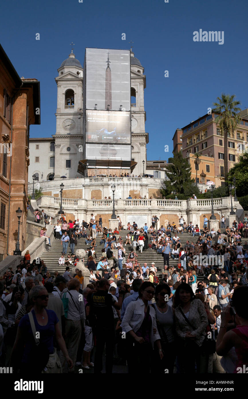 Nachschlagen von Piazza Di Spagna über Schar von Touristen und Einheimischen auf der Piazza di Spagna mit Brunnen in Richtung Trinita dei Monti Stockfoto