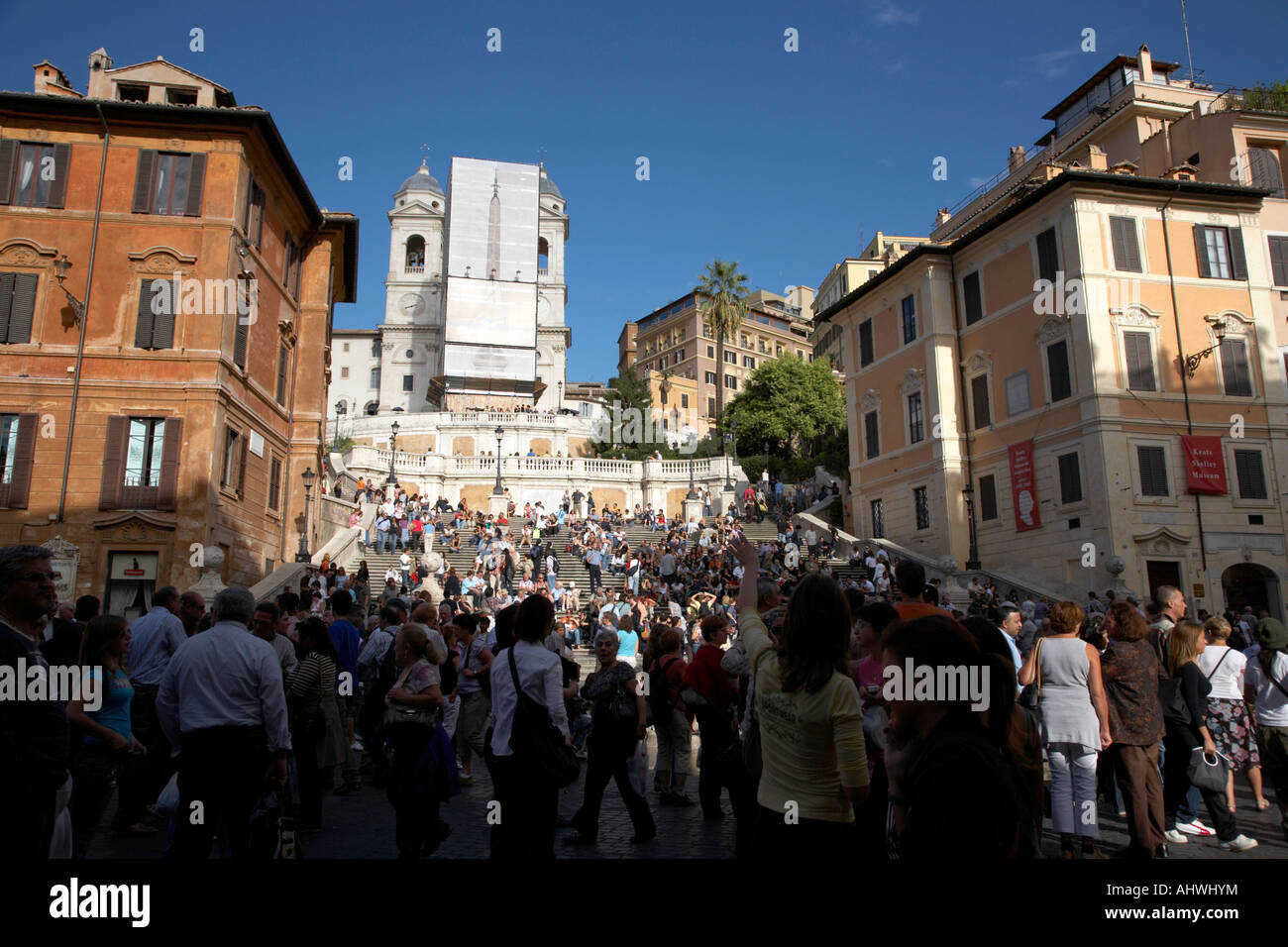 Nachschlagen von Piazza Di Spagna über Schar von Touristen und Einheimischen auf der Piazza di Spagna mit Brunnen in Richtung Trinita dei Monti Stockfoto