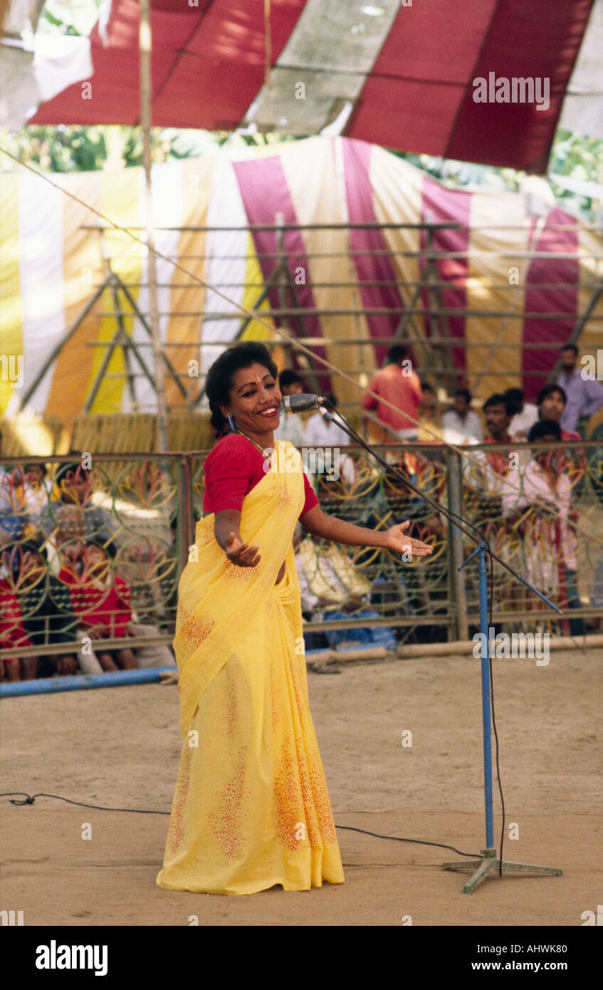Sängerin in einem Wanderzirkus in der Nähe von Madaripur im ländlichen Bangladesch durchführen Stockfoto