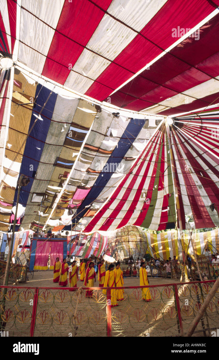 Weibliche Zirkusartisten singen und tanzen in einem ländlichen Wanderzirkus, Bangladesch Stockfoto