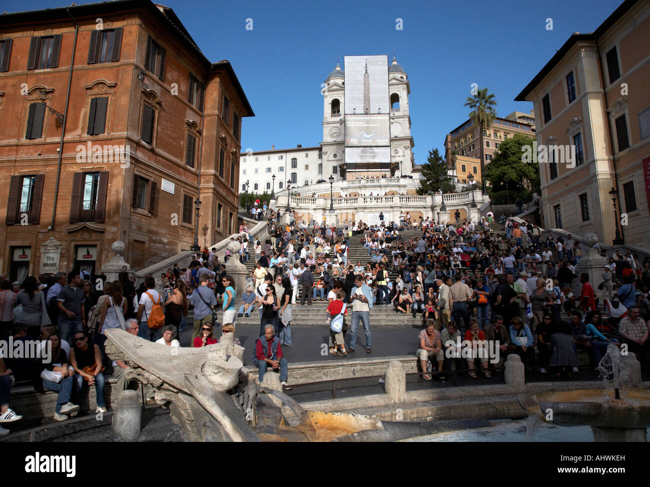 Nachschlagen von Piazza Di Spagna über Schar von Touristen und Einheimischen auf der Piazza di Spagna mit Brunnen in Richtung Trinita dei Monti Stockfoto