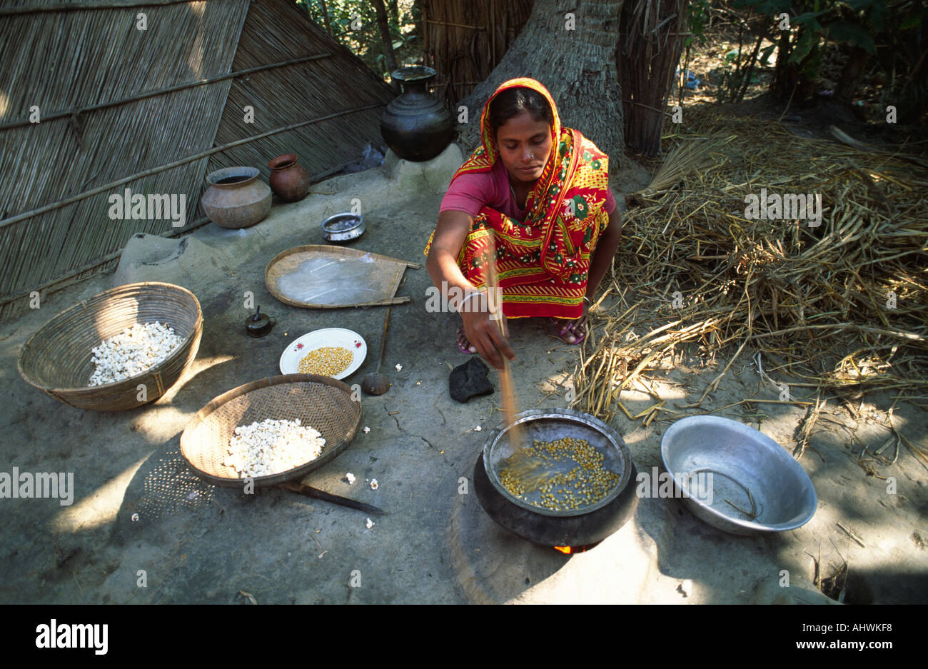 Frauen kooperative Mitglied, Popcorn auf ein Einkommen generation Regelung im ländlichen Bangladesch Stockfoto