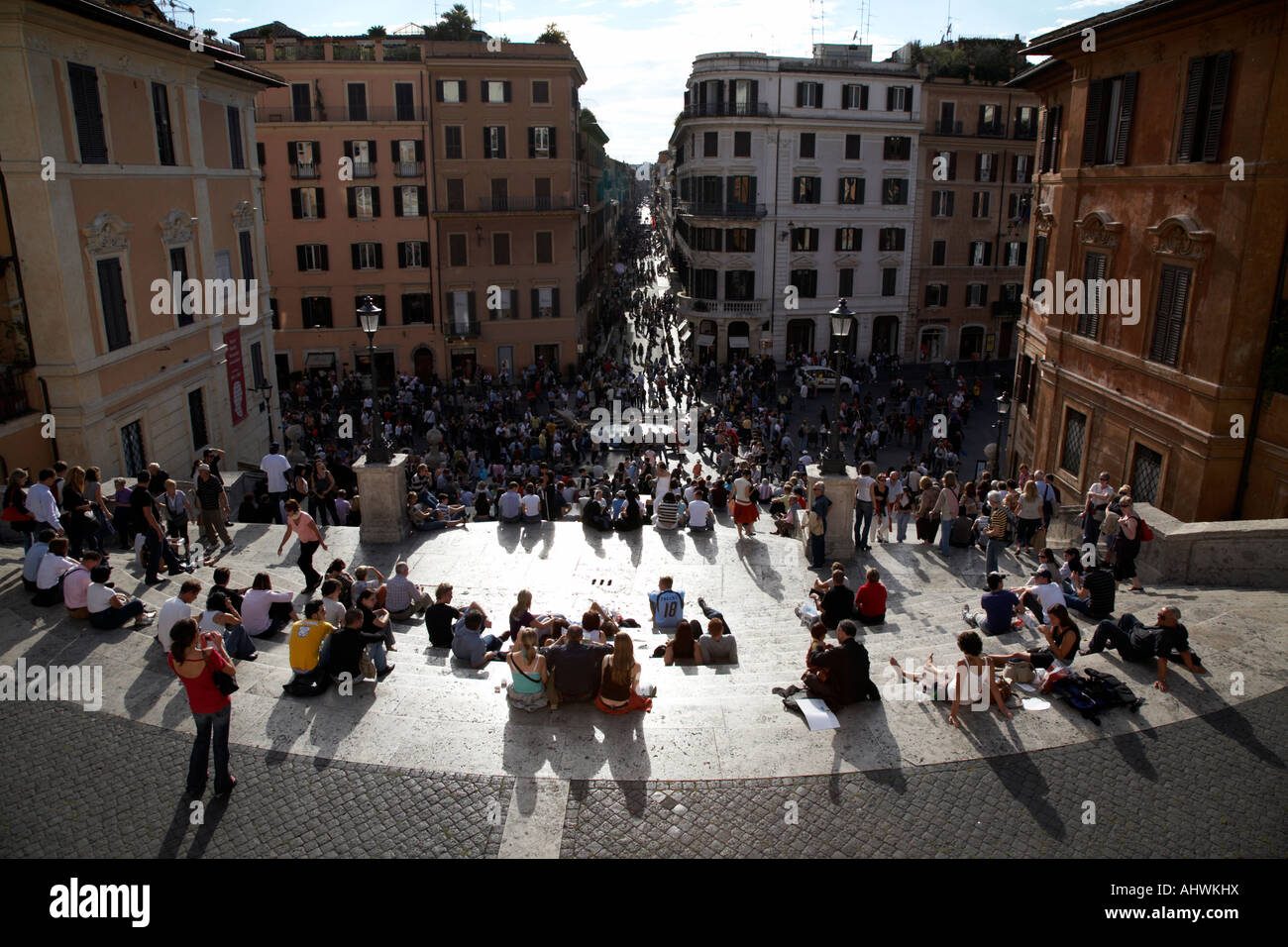 auf der Suche nach unten über Menge von Touristen und Einheimischen auf der spanischen Treppe in Richtung Piazza di Spagna und Via Condotti in Rom Latium Italien Stockfoto
