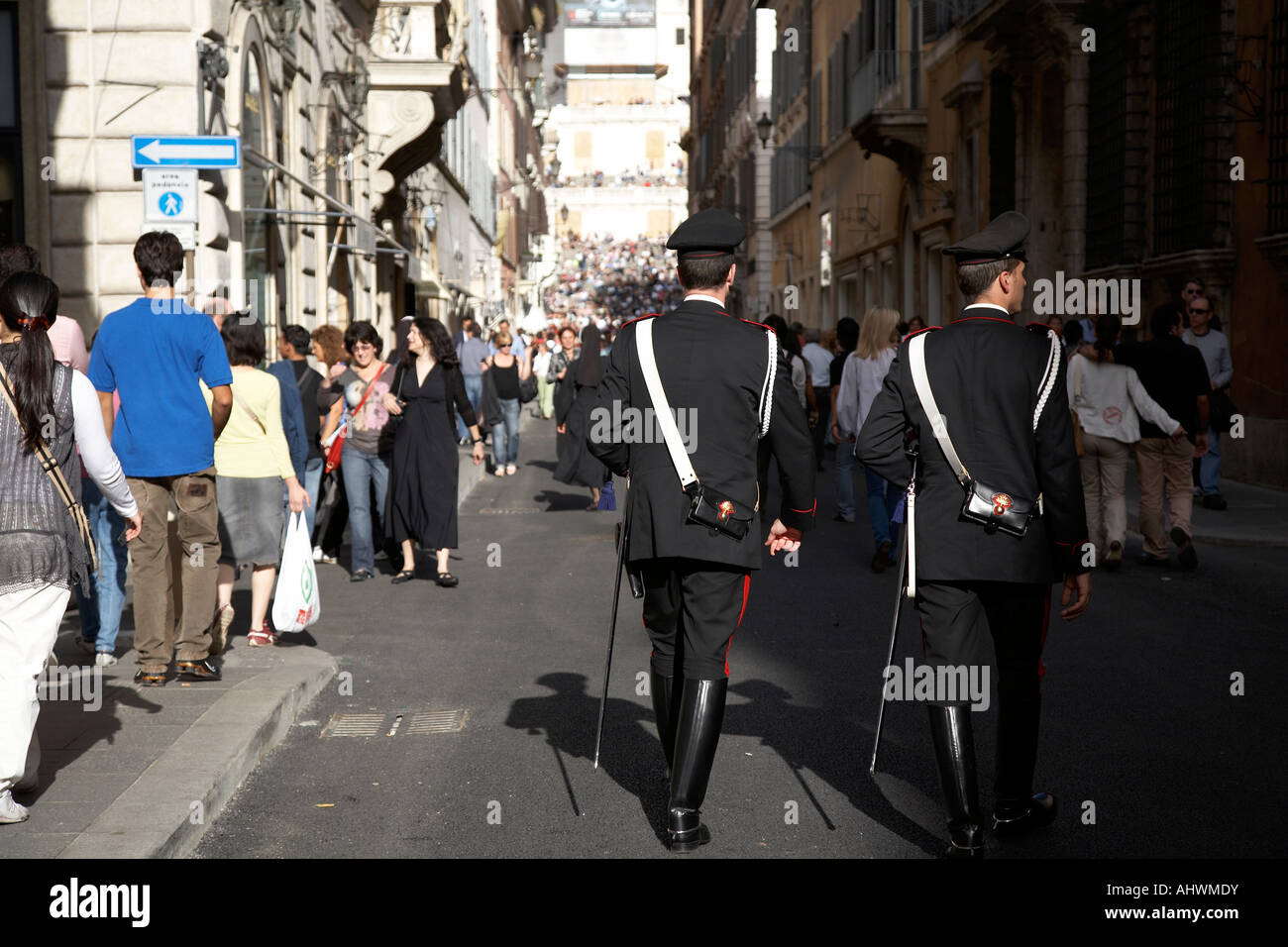 zwei italienische Polizisten mit Säbel gehen entlang der Via Condotti in Richtung der spanischen Schritte Rom Latium-Italien Stockfoto