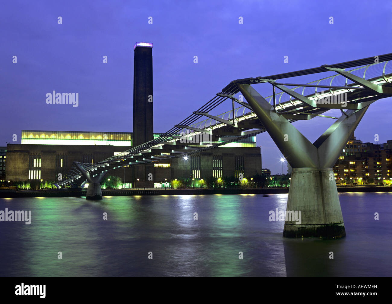 Blick bei Nacht von der Millennium Bridge überquert die Themse, die Tate modern Galerie Kunstmuseum, London, england Stockfoto