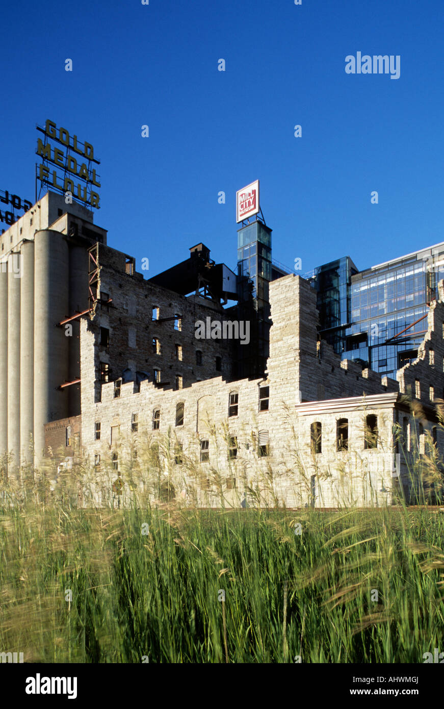 MILL RUINS PARK IM STADTZENTRUM VON MINNEAPOLIS UND MILL CITY MUSEUM. ST. ANTHONY FALLS HISTORIC DISTRICT, MISSISSIPPI RIVERFRONT BEREICH. Stockfoto