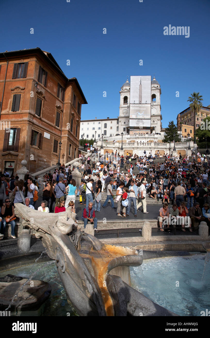 Nachschlagen von Piazza Di Spagna über Schar von Touristen und Einheimischen auf der Piazza di Spagna mit Brunnen in Richtung Trinita dei Monti Stockfoto