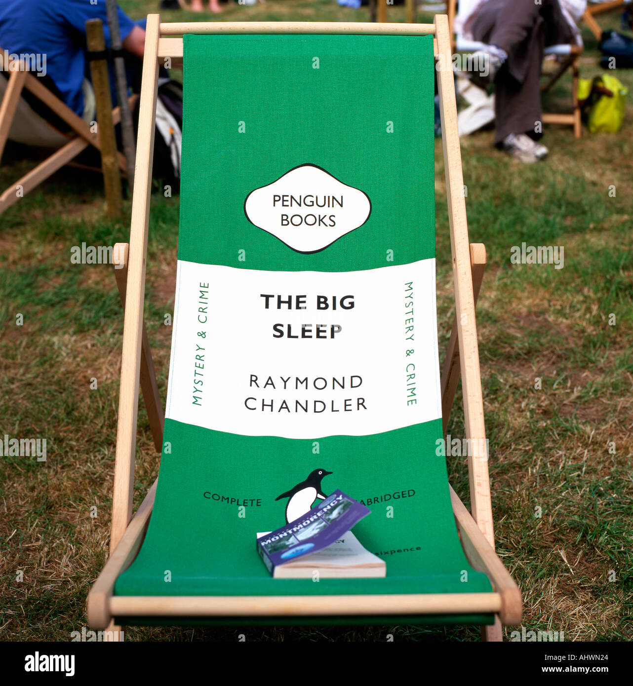 BIG SLEEP Raymond Chandler Penguin Books buchen Abdeckung Liegestuhl auf dem Festival Hay Hay-on-Wye Powys Wales UK KATHY DEWITT Stockfoto