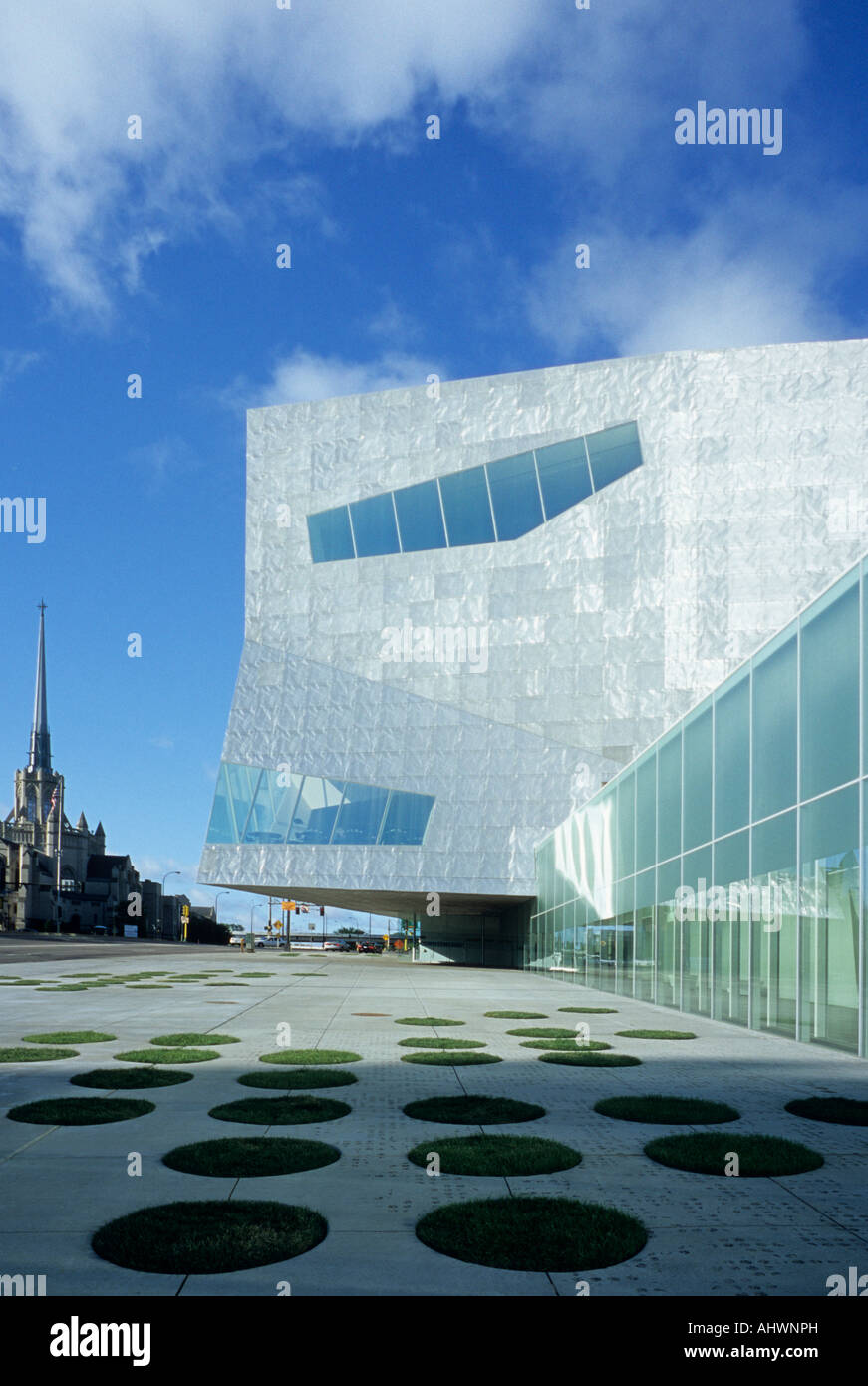 MINNEAPOLIS RIVERFRONT DISTRICT, METALLIC-GEBÄUDE, AMERIKANISCHE ARCHITEKTUR, AMERIKANISCHEN MUSEEN FÜR KUNST, MODERNE KUNST, SOMMERTAG, USA, Stockfoto