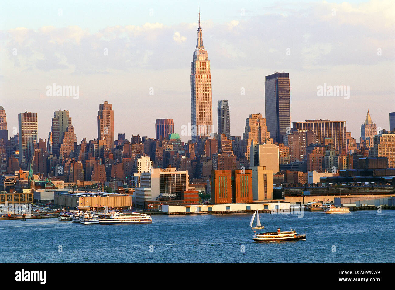 Skyline von New York City am späten Nachmittag Stockfoto