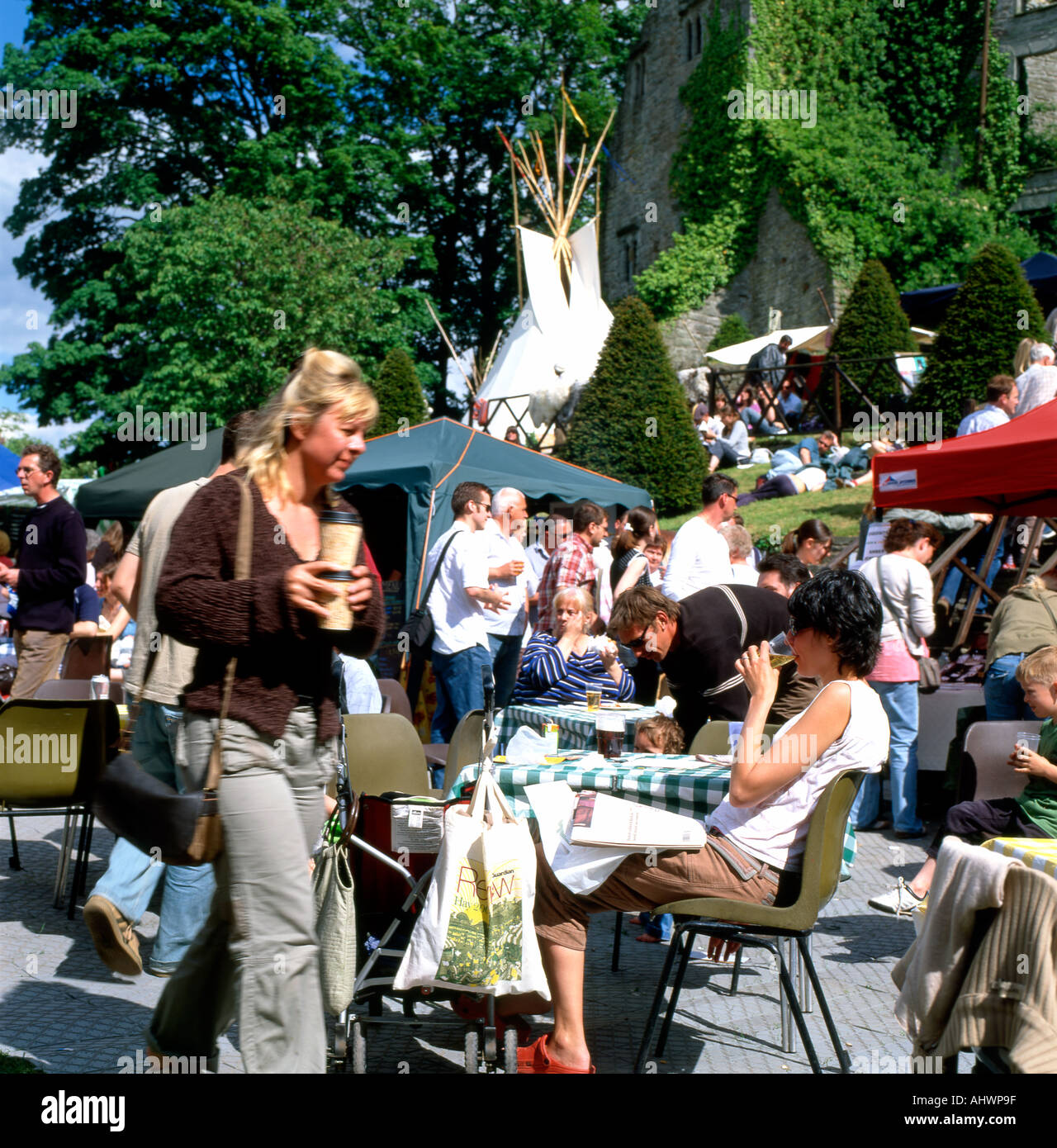 Menschen in einem Straßencafé auf Heu Burg während der Hay Festival in in Hay-on-Wye Powys Wales UK KATHY DEWITT Stockfoto