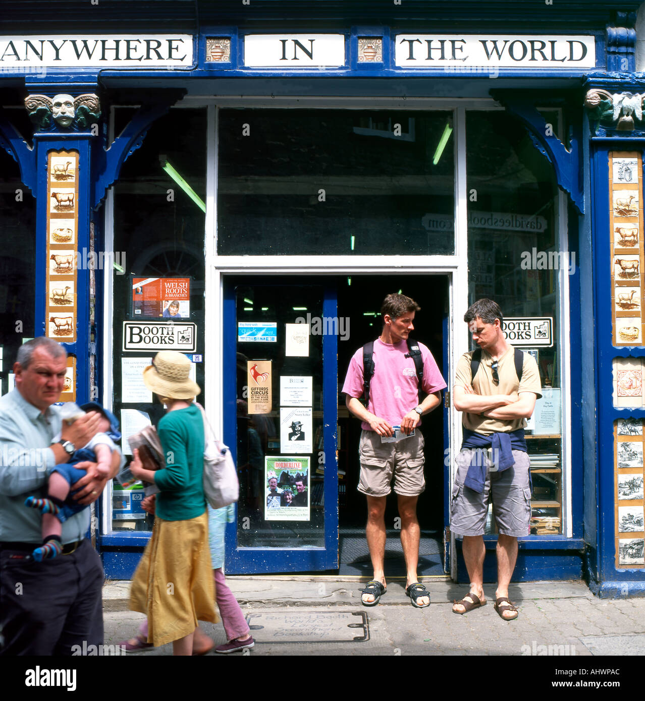Menschen außerhalb Richard Stände Buchhandlung während der Hay Festival in Hay on Wye Wales UK KATHY DEWITT Stockfoto