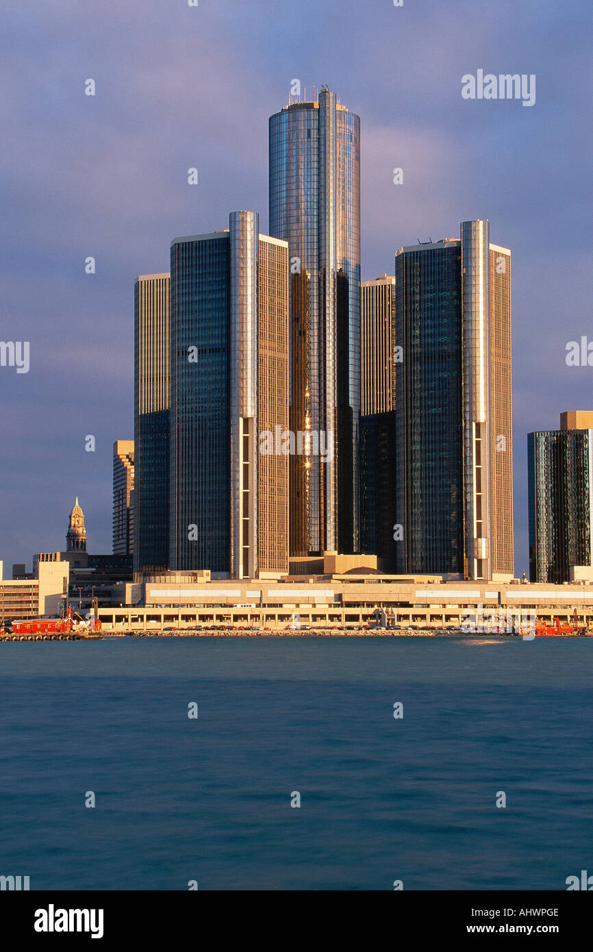 Wolkenkratzer am Wasser in Detroit Stockfoto