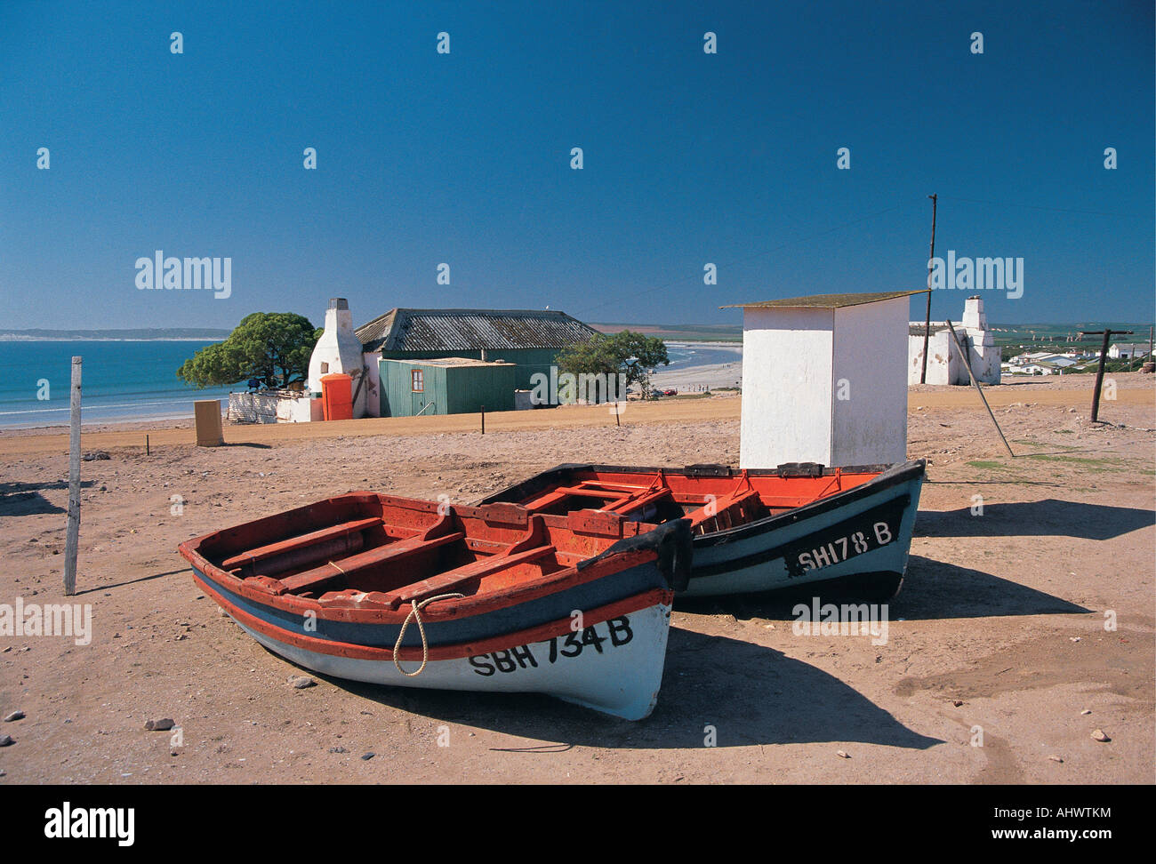 Zwei 2 Angelboote/Fischerboote am Strand von Paternoster Fischerdorf Western Coast West Cape Südafrika hoch aufgestellt Stockfoto