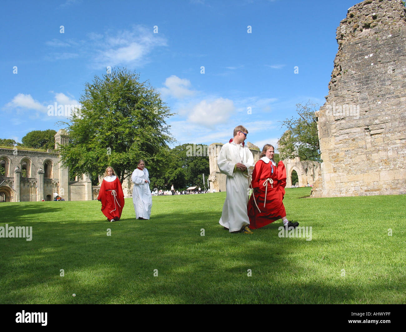 Chor-Jungen und Mädchen auf dem Gelände der Abtei von Glastonbury auf ihrem Weg nach mass Somerset England Großbritannien Stockfoto