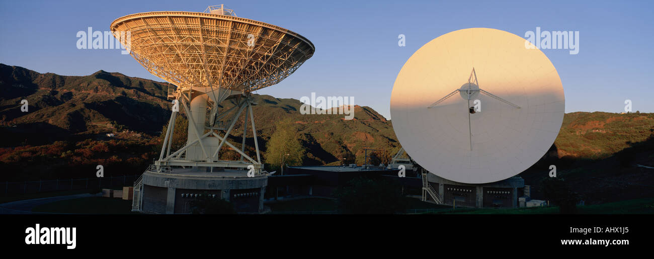 Zwei Arrays Satellitenschüsseln teilweise beleuchtet Stockfoto