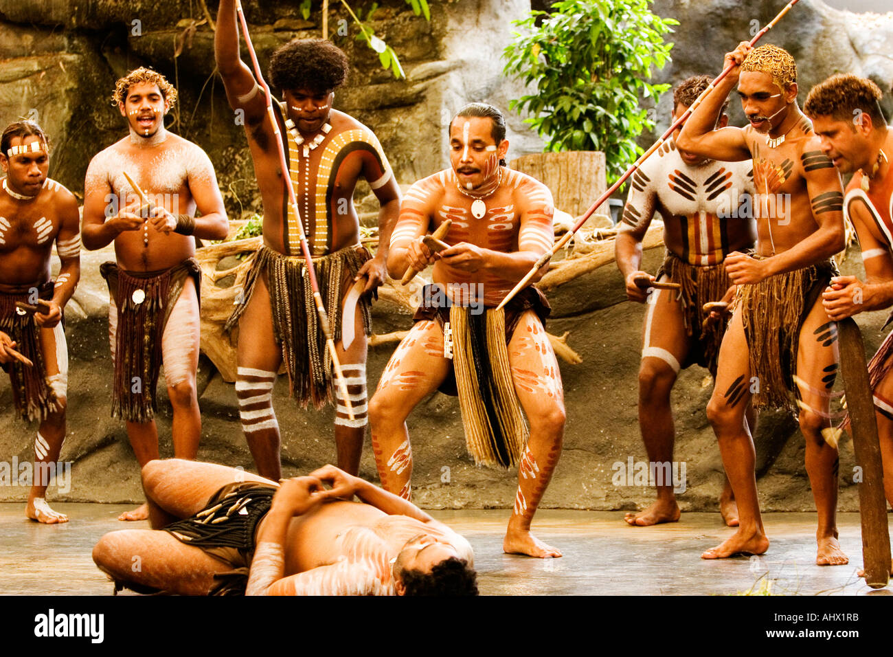 Eine Gruppe junger Männer, die Durchführung einer Corroboree Tanz Lehren der traditionellen Aborigines Legends jagen und töten von Tieren Stockfoto