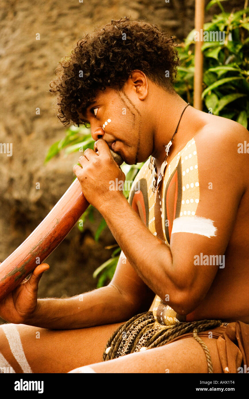 Eine junge Aborigines sitzt in tiefer Konzentration während des Spiels eine traditionelle didgeridoo Stockfoto