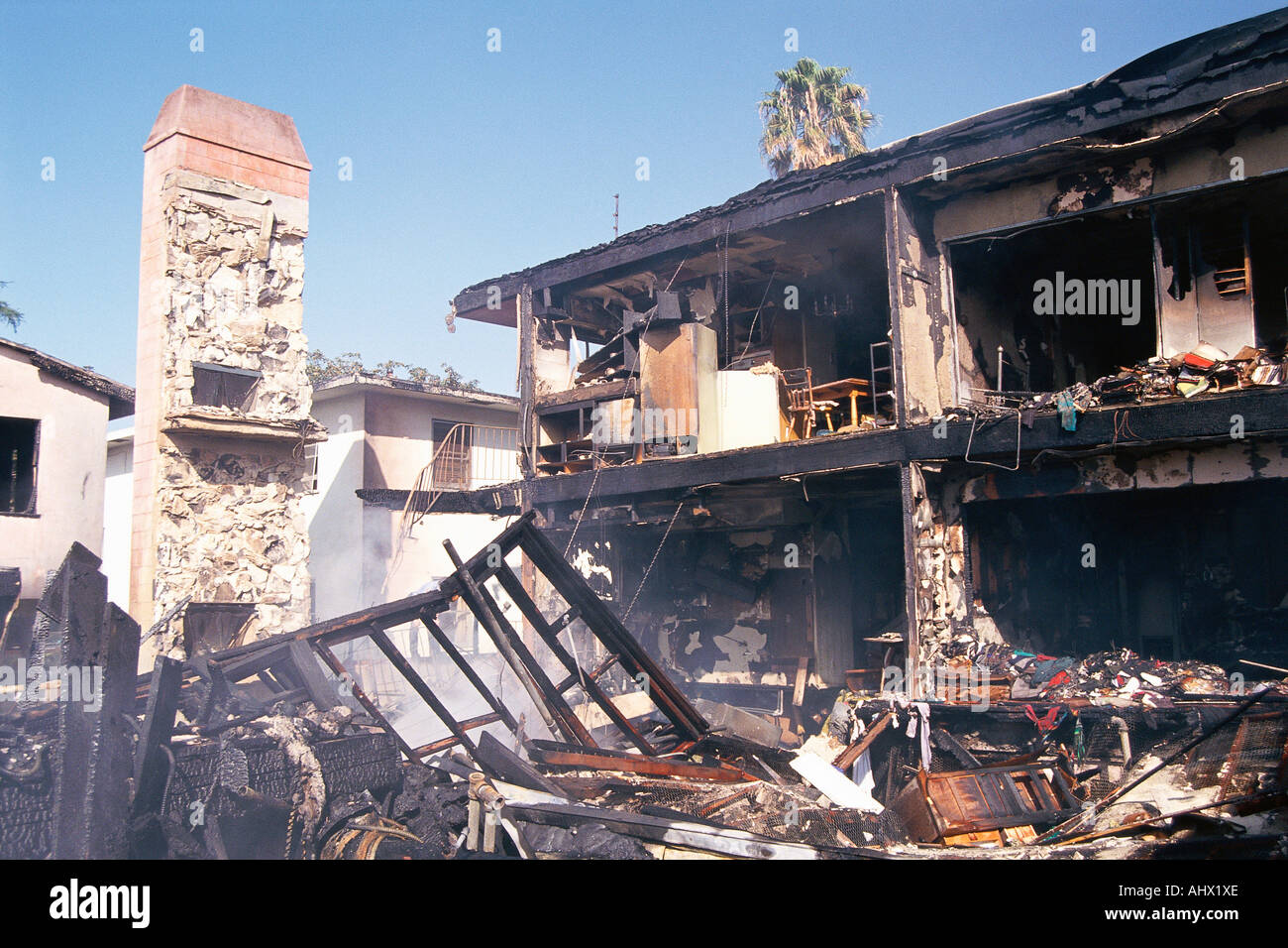 Teilweise eingestürzten Gebäudes aus Feuer Stockfoto