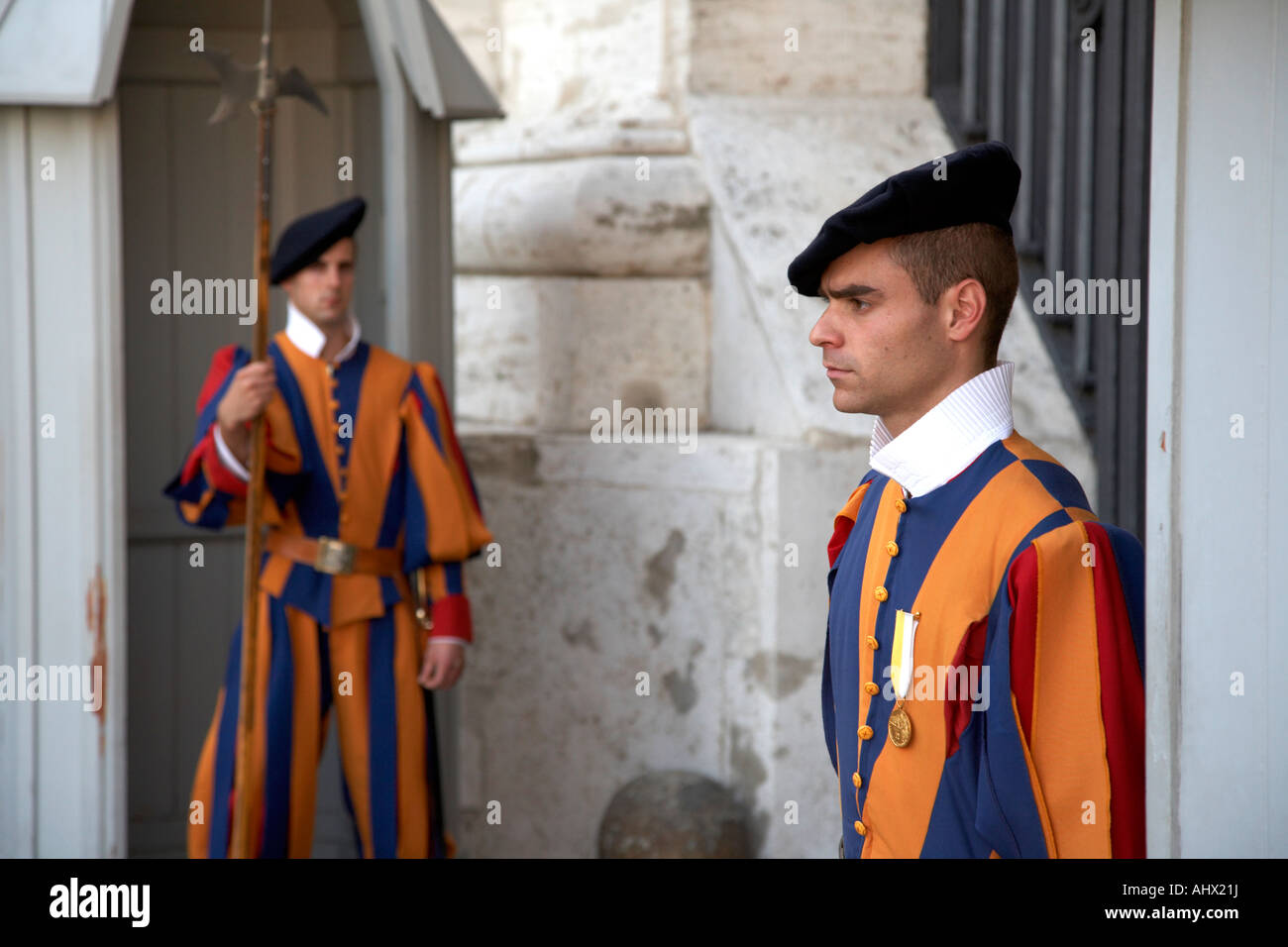 Zwei päpstliche Schweizergarde Wache in traditioneller Uniform mit Hecht in Vatikanstadt Rom Latium Italien Stockfoto