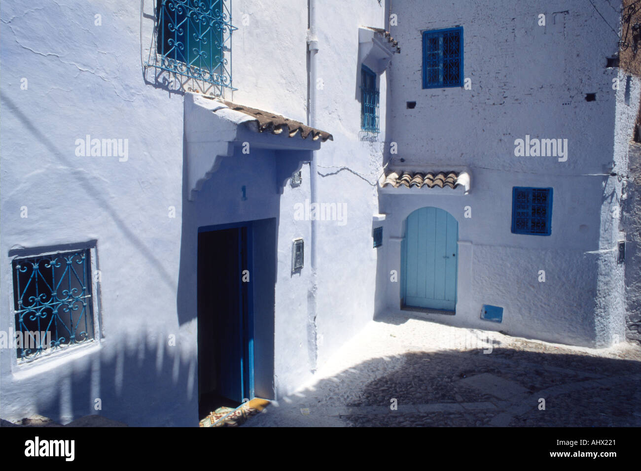 Komplizierten schmiedeeisernen Bildschirme, Architektur und Kopfsteinpflaster Stein Straße, Chefchaouen nördlichen Marokko, Afrika Stockfoto