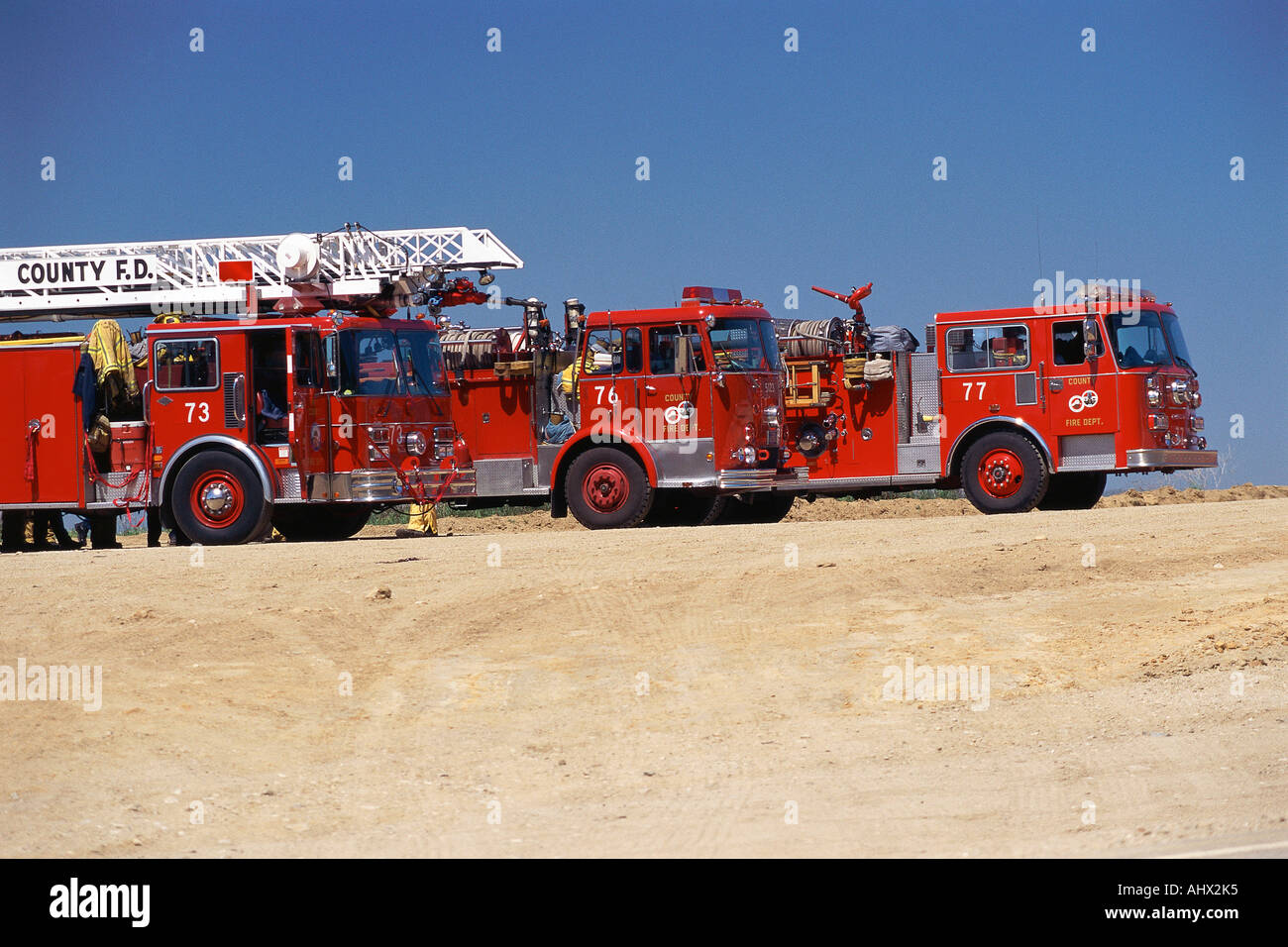 Drei Feuerwehrautos nebeneinander geparkt Stockfoto