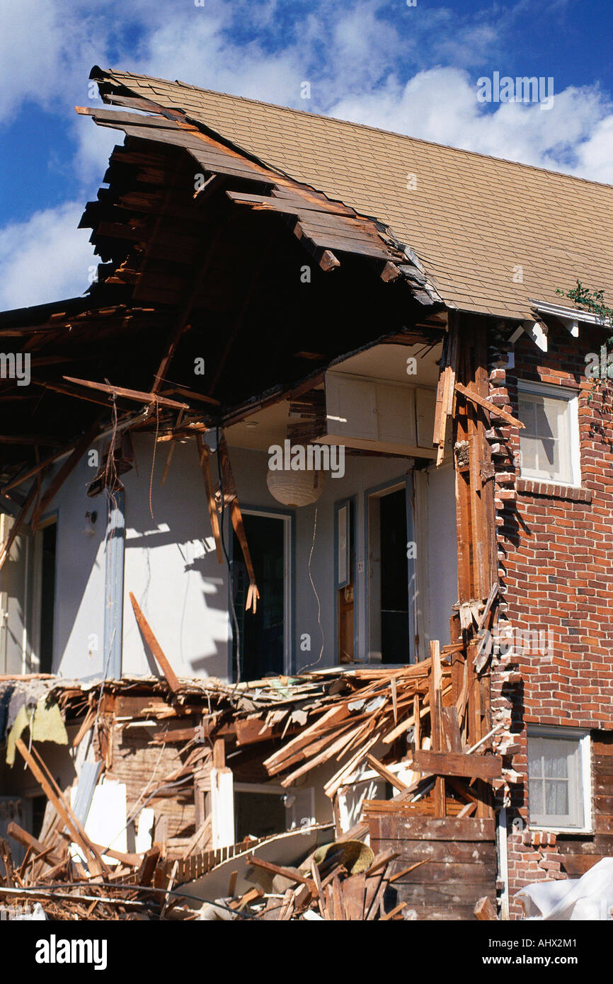 Haus von einer Naturkatastrophe auseinander gerissen Stockfoto