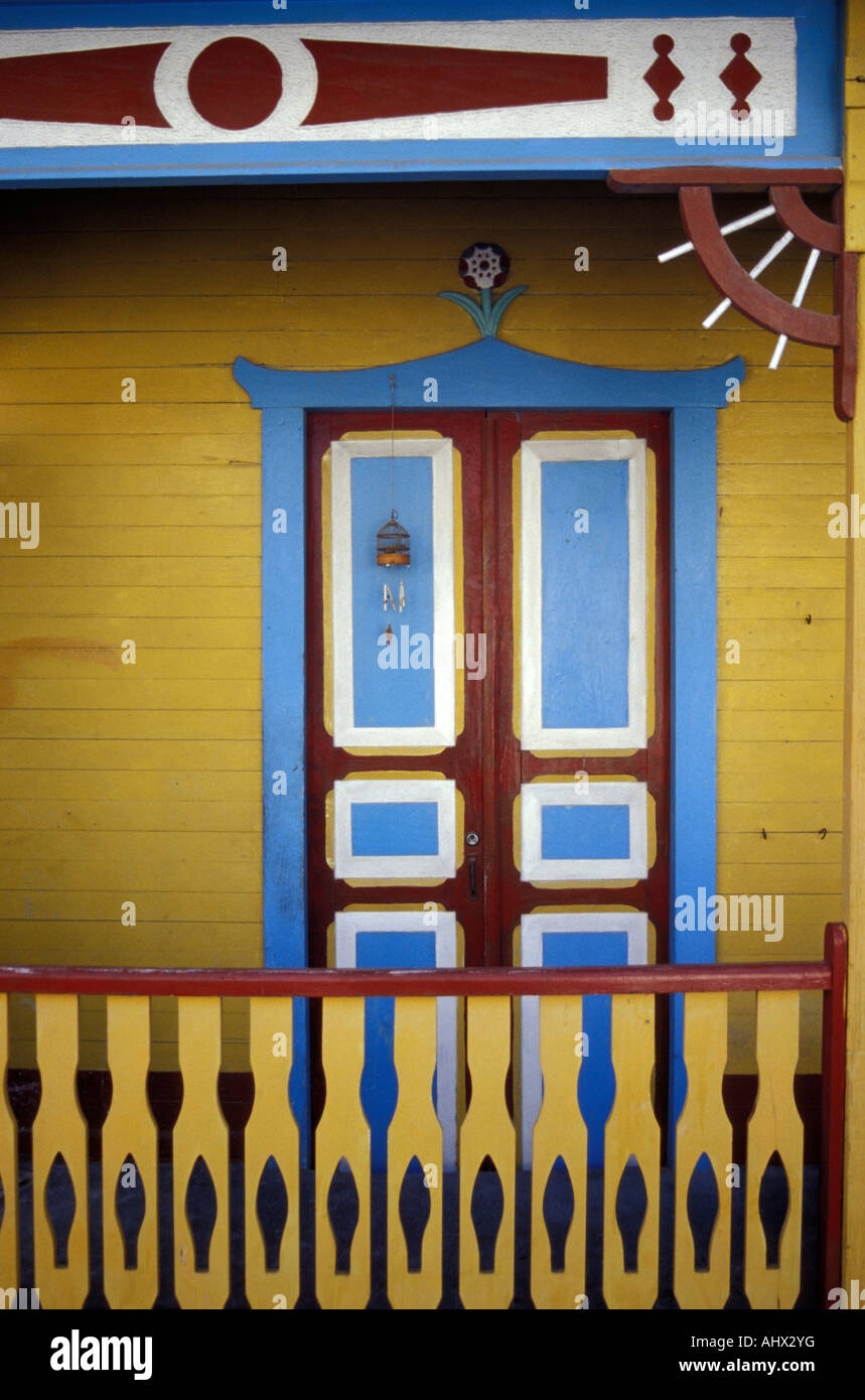 Tür restauriert im Karibischen Stil Holzhaus auf Isla Mujeres, Quintana Roo, Mexiko Stockfoto