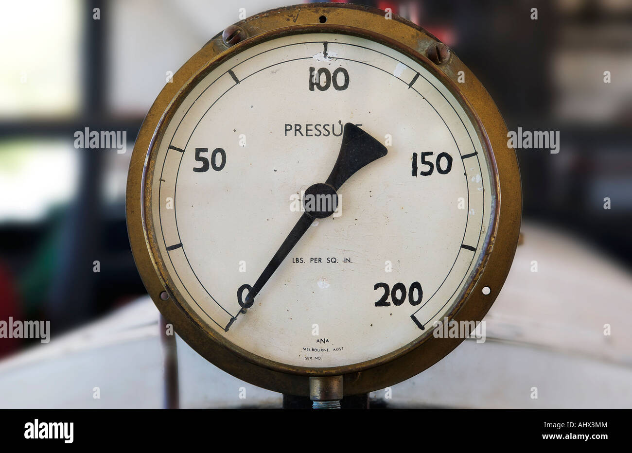 Brass pressure gauge old -Fotos und -Bildmaterial in hoher Auflösung – Alamy