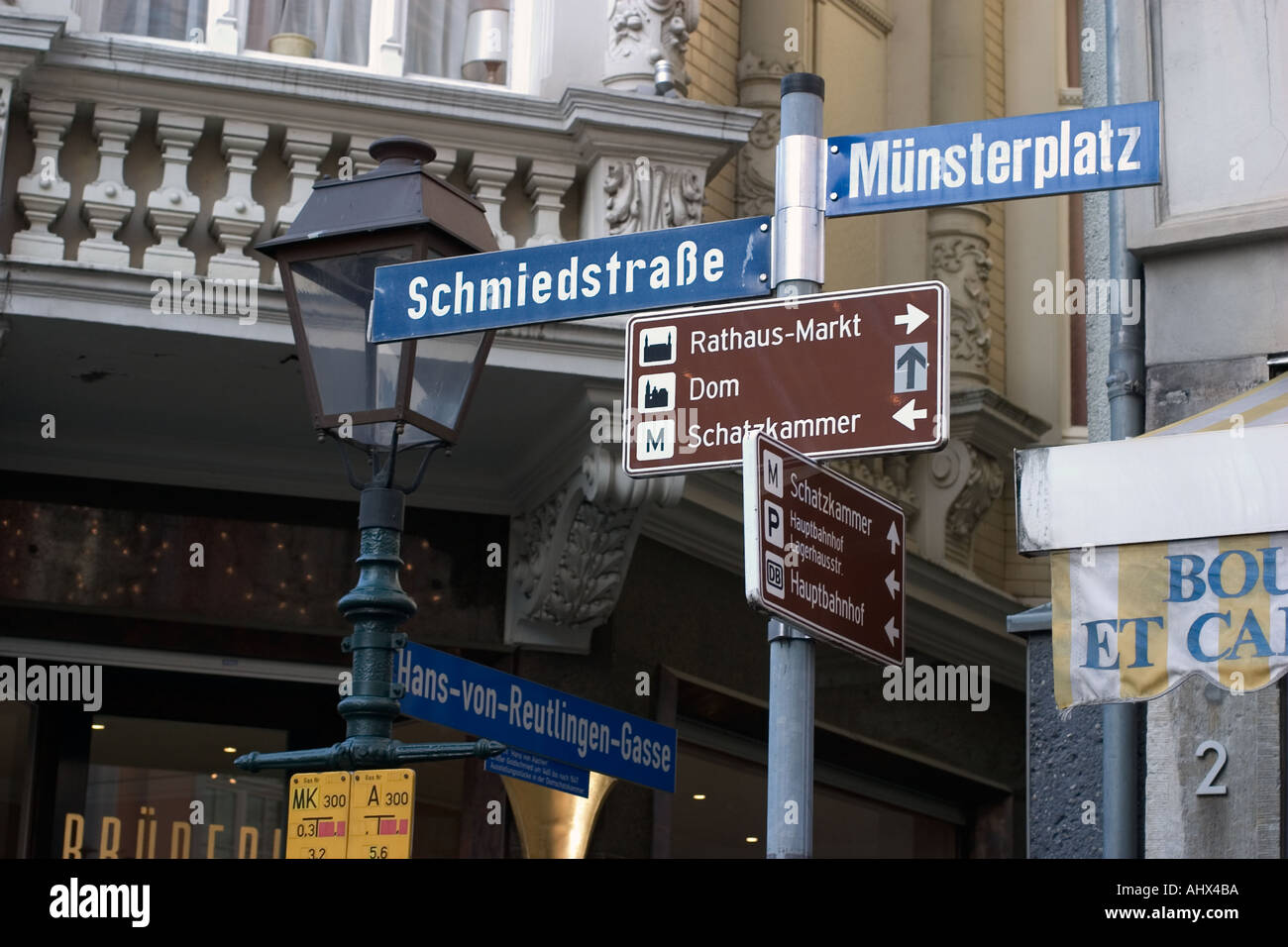 Verkehrszeichen an einem mehrere Kreuzung mit Pfeilen aus in alle Richtungen zu verschiedenen Zielen in Aachen Deutschland Stockfoto