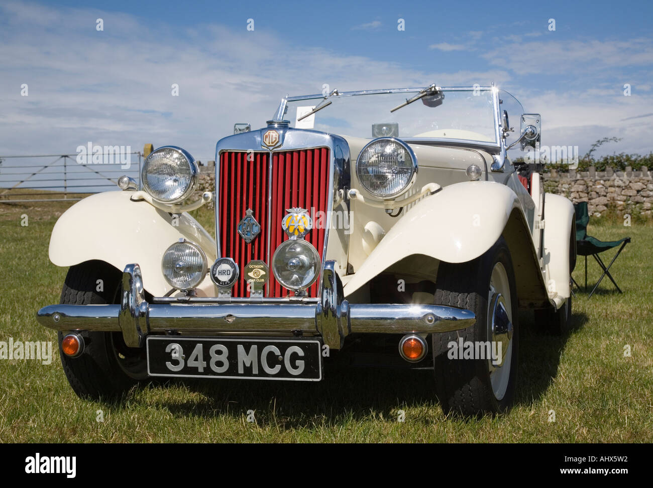 Klassische Oldtimer - weiße 1929 Humber 9 28 MG öffnen Top Sportwagen mit roter Litze. UK-Großbritannien Stockfoto