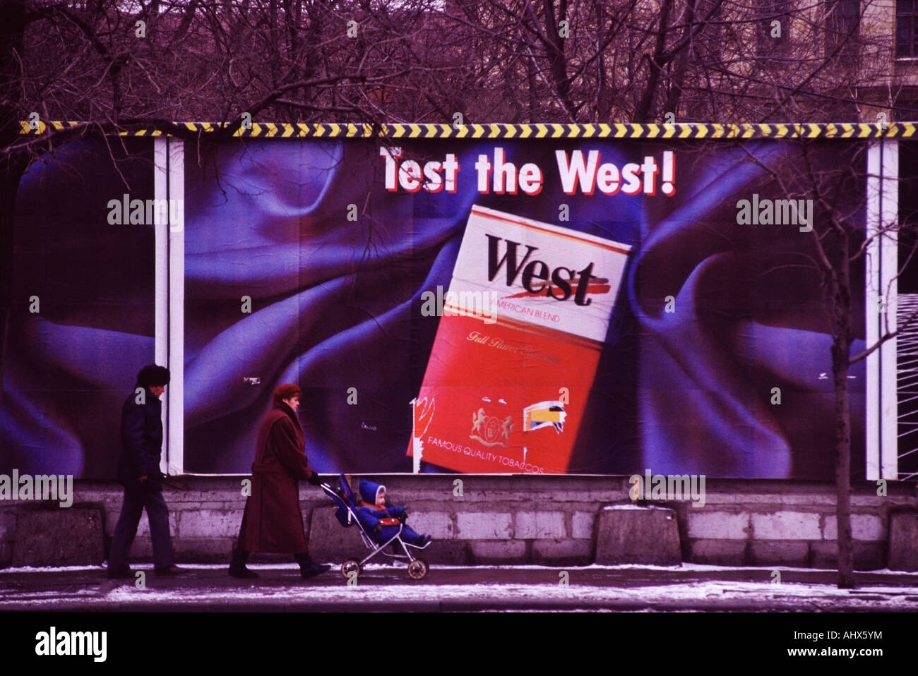 Test des Westens sagt Billboard Werbung amerikanische Zigaretten in Moskau,  Russland-Foto von Chuck Nacke Stockfotografie - Alamy